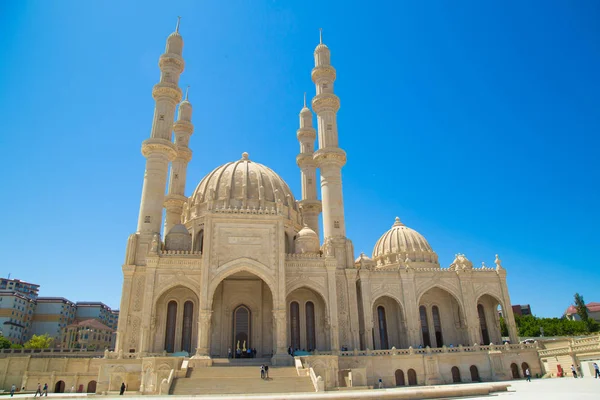 Haydar Aliyev Camii. Bakü'deki en büyük cami Haydar Camii'dir. Dört adet 95 metre yüksekliğinde minareye sahip olup caminin toplam alanı 12000 m2'dir. Bakü, Azerbaycan. 05/31/2019