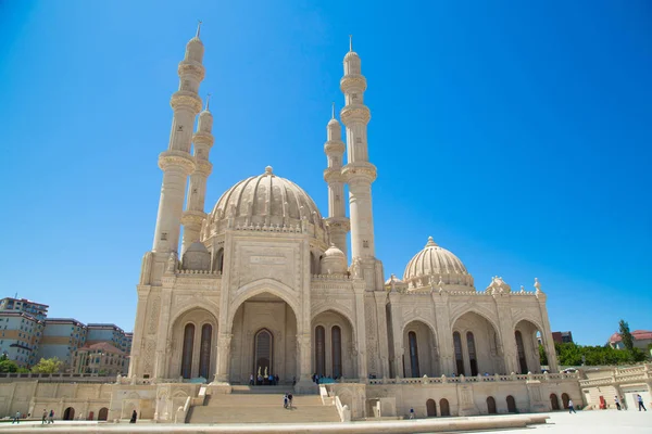 Haydar Aliyev Camii. Bakü'deki en büyük cami Haydar Camii'dir. Dört adet 95 metre yüksekliğinde minareye sahip olup caminin toplam alanı 12000 m2'dir. Bakü, Azerbaycan. 05/31/2019