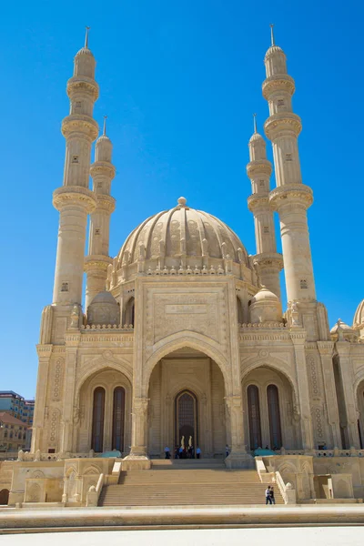 Haydar Aliyev Camii. Bakü'deki en büyük cami Haydar Camii'dir. Dört adet 95 metre yüksekliğinde minareye sahip olup caminin toplam alanı 12000 m2'dir. Bakü, Azerbaycan. 05/31/2019