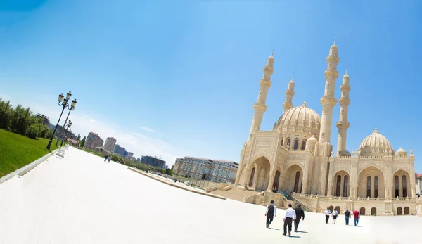 Haydar Aliyev Camii. Bakü'deki en büyük cami Haydar Camii'dir. Dört adet 95 metre yüksekliğinde minareye sahip olup caminin toplam alanı 12000 m2'dir. Bakü, Azerbaycan. 05/31/2019