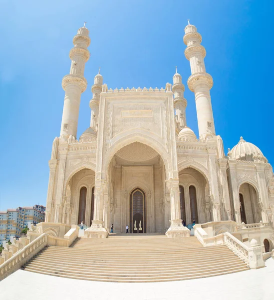 Haydar Aliyev Camii. Bakü'deki en büyük cami Haydar Camii'dir. Dört adet 95 metre yüksekliğinde minareye sahip olup caminin toplam alanı 12000 m2'dir. Bakü, Azerbaycan. 05/31/2019