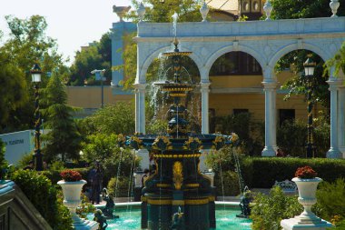 Filarmonik kültür parkı çeşmesi. Bakü'de güzel bir park. Bakü Azerbaycan. 21,09, 2019