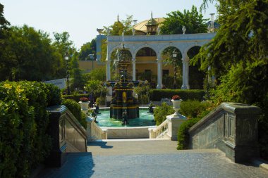 Filarmonik kültür parkı çeşmesi. Bakü'de güzel bir park. Bakü Azerbaycan. 21,09, 2019