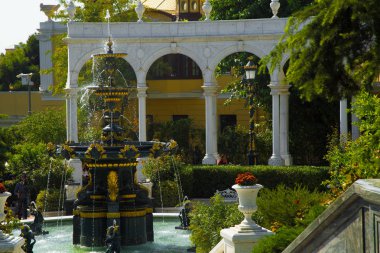 Filarmonik kültür parkı çeşmesi. Bakü'de güzel bir park. Bakü Azerbaycan. 21,09, 2019