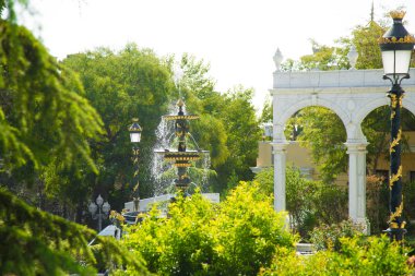 Filarmonik kültür parkı çeşmesi. Bakü'de güzel bir park. Bakü Azerbaycan. Ekim 11, 2017