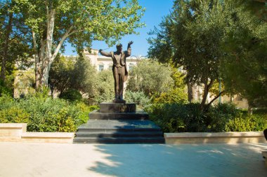 Azerbaycan'ın önde gelen maestrosu Niyazi, Bakü Niyazi caddesindeki parkta Maestro Niyazi'nin bir abidesi. Anıt, Cumhurbaşkanı'nın parkında yapılmıştır. Bakü. 20/09/2019
