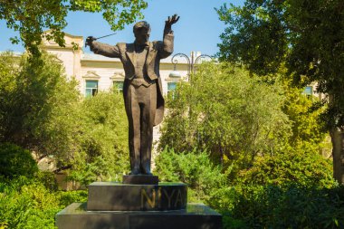 Azerbaycan'ın önde gelen maestrosu Niyazi, Bakü Niyazi caddesindeki parkta Maestro Niyazi'nin bir abidesi. Anıt, Cumhurbaşkanı'nın parkında yapılmıştır. Bakü. 20/09/2019