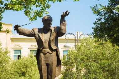 Azerbaycan'ın önde gelen maestrosu Niyazi, Bakü Niyazi caddesindeki parkta Maestro Niyazi'nin bir abidesi. Anıt, Cumhurbaşkanı'nın parkında yapılmıştır. Bakü. 20/09/2019