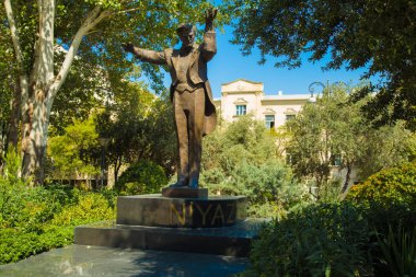 Azerbaycan'ın önde gelen maestrosu Niyazi, Bakü Niyazi caddesindeki parkta Maestro Niyazi'nin bir abidesi. Anıt, Cumhurbaşkanı'nın parkında yapılmıştır. Bakü. 20/09/2019