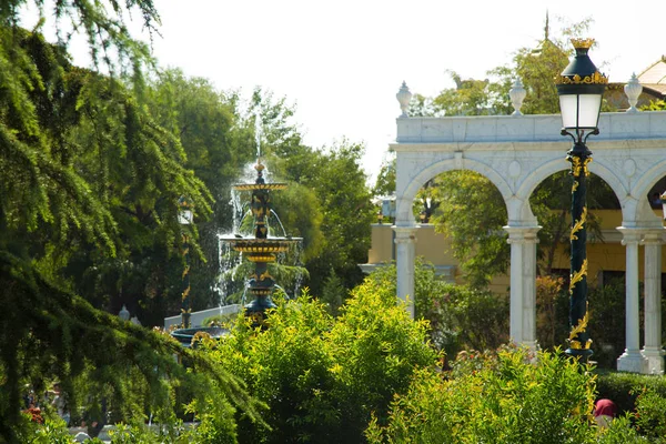 Filarmonik kültür parkı çeşmesi. Bakü'de güzel bir park. Bakü Azerbaycan. Ekim 11, 2017