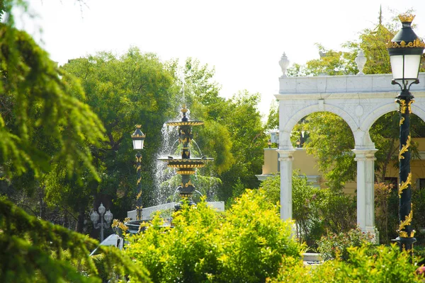 Filarmonik kültür parkı çeşmesi. Bakü'de güzel bir park. Bakü Azerbaycan. Ekim 11, 2017