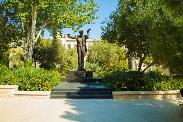 Azerbaycan'ın önde gelen maestrosu Niyazi, Bakü Niyazi caddesindeki parkta Maestro Niyazi'nin bir abidesi. Anıt, Cumhurbaşkanı'nın parkında yapılmıştır. Bakü. 20/09/2019