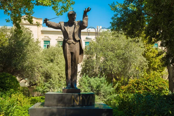 Azerbaycan'ın önde gelen maestrosu Niyazi, Bakü Niyazi caddesindeki parkta Maestro Niyazi'nin bir abidesi. Anıt, Cumhurbaşkanı'nın parkında yapılmıştır. Bakü. 20/09/2019