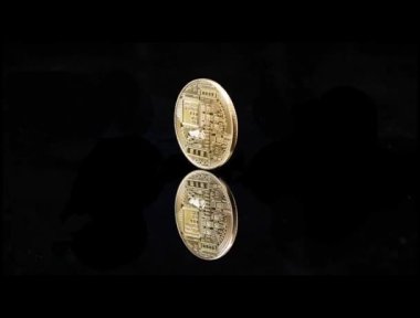 Bitcoin iplik bir siyah arka plan, bitcoin yansıtması, cryptocurrency symbol.animation görüntü ile altın sikke,