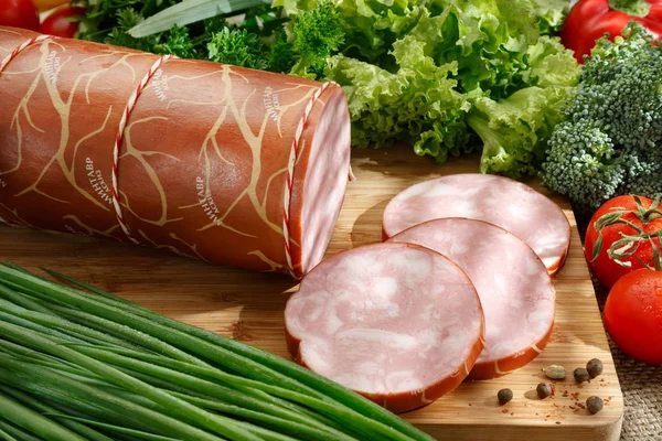 Salsiccia Trova Tavolo Legno Sfondo Con Verdure Verdure — Foto Stock