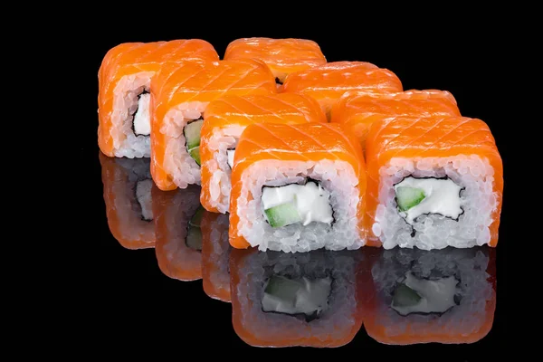 Sushi Rolt Zwart Glas Reflectie — Stockfoto