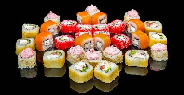 Sushi Rolt Zwart Glas Reflectie — Stockfoto