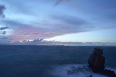 Güneş battıktan sonra kış okyanus.