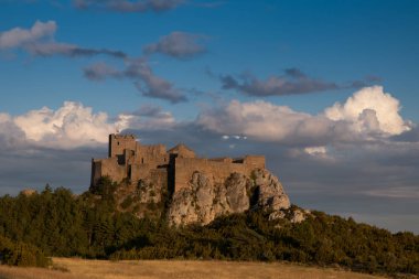 Castillo en una montaa