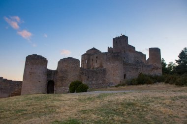 Castillo en una montaa