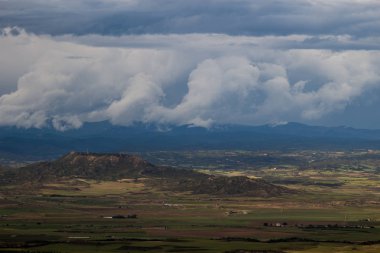 Paisaje doğal con cielo
