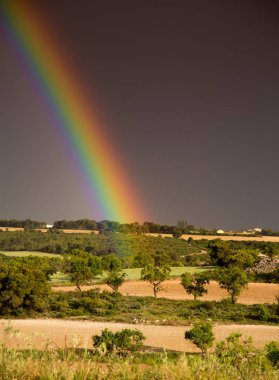 Paisaje doğal con arco iris