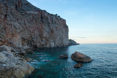 Playa con rocas y cielo con efectos de la fotografa
