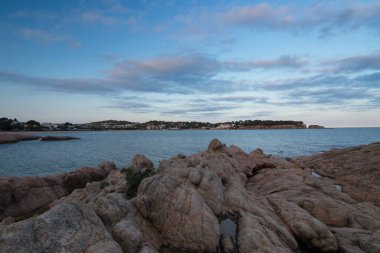 Playa con rocas y cielo con efectos de la fotografa