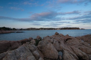 Playa con rocas y cielo con efectos de la fotografa