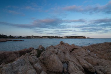 Playa con rocas y cielo con efectos de la fotografa