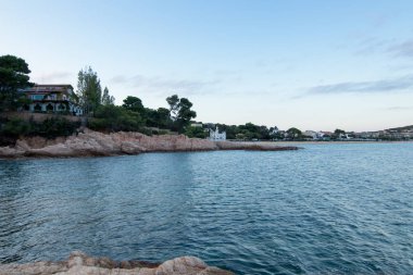 Playa con rocas y cielo con efectos de la fotografa