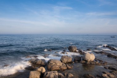 Playa con rocas y cielo con efectos de la fotografa