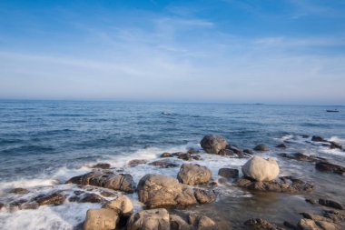 Playa con rocas y cielo con efectos de la fotografa