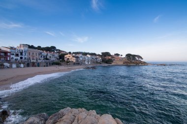 Playa con rocas y cielo con efectos de la fotografa