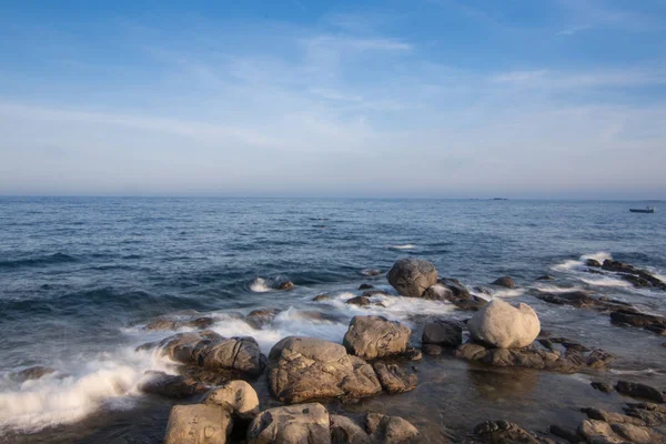 Playa Con Rocas Cielo Con Efectos Fotografa — Stockfoto