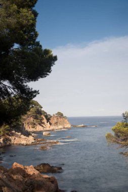 Playa con rocas y cielo con efectos de la fotografa