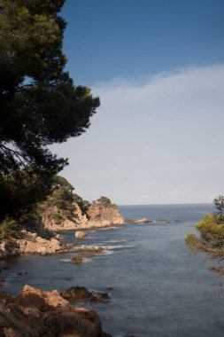 Playa con rocas y cielo con efectos de la fotografa