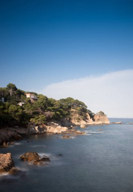 Playa con rocas y cielo con efectos de la fotografa