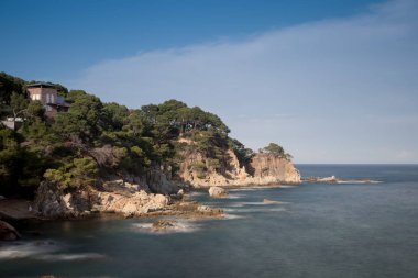 Playa con rocas y cielo con efectos de la fotografa