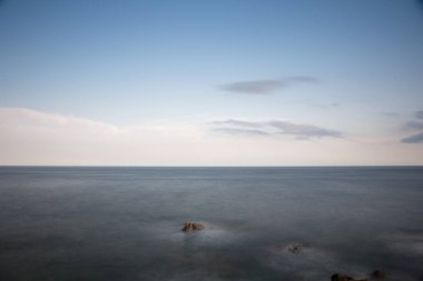 Playa con rocas y cielo con efectos de la fotografa