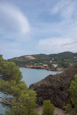 Playa con rocas y cielo con efectos de la fotografa