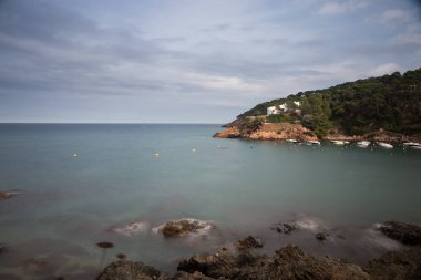 Playa con rocas y cielo con efectos de la fotografa