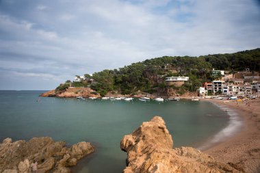 Playa con rocas y cielo con efectos de la fotografa