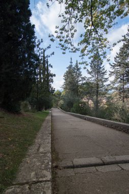 Tipik kasaba evleri ve sokakları ile