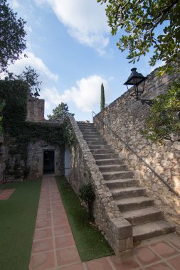 Tipik kasaba evleri ve sokakları ile