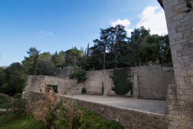 Tipik kasaba evleri ve sokakları ile