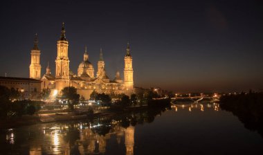 Tipik kasaba evleri ve sokakları ile