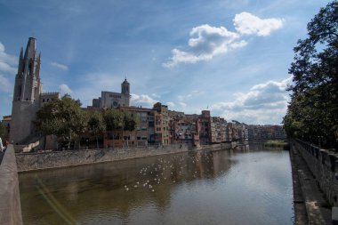 Tipik kasaba evleri ve sokakları ile