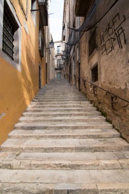 Tipik kasaba evleri ve sokakları ile