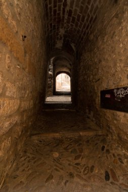 Tipik kasaba evleri ve sokakları ile